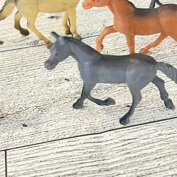 VTG Lot Of 8 Miniature Horse Figurines China Mixed Colors Poses Plastic Lot #1 - Picture 9 of 13